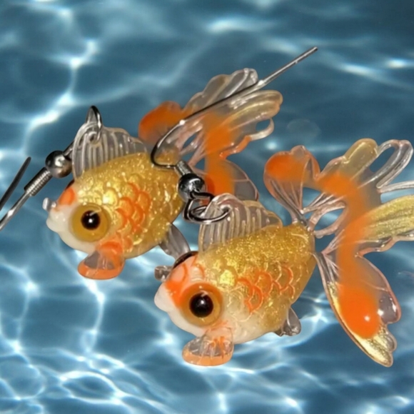 BETSEY JOHNSON 3D REALISTIC RESIN GOLDFISH DROP DANGLE EARRINGS NWOT - Picture 1 of 5